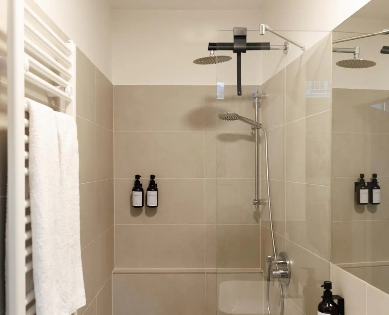 Apartment Secret Garden Suite With Terrace, 10 Min To Center Vienna