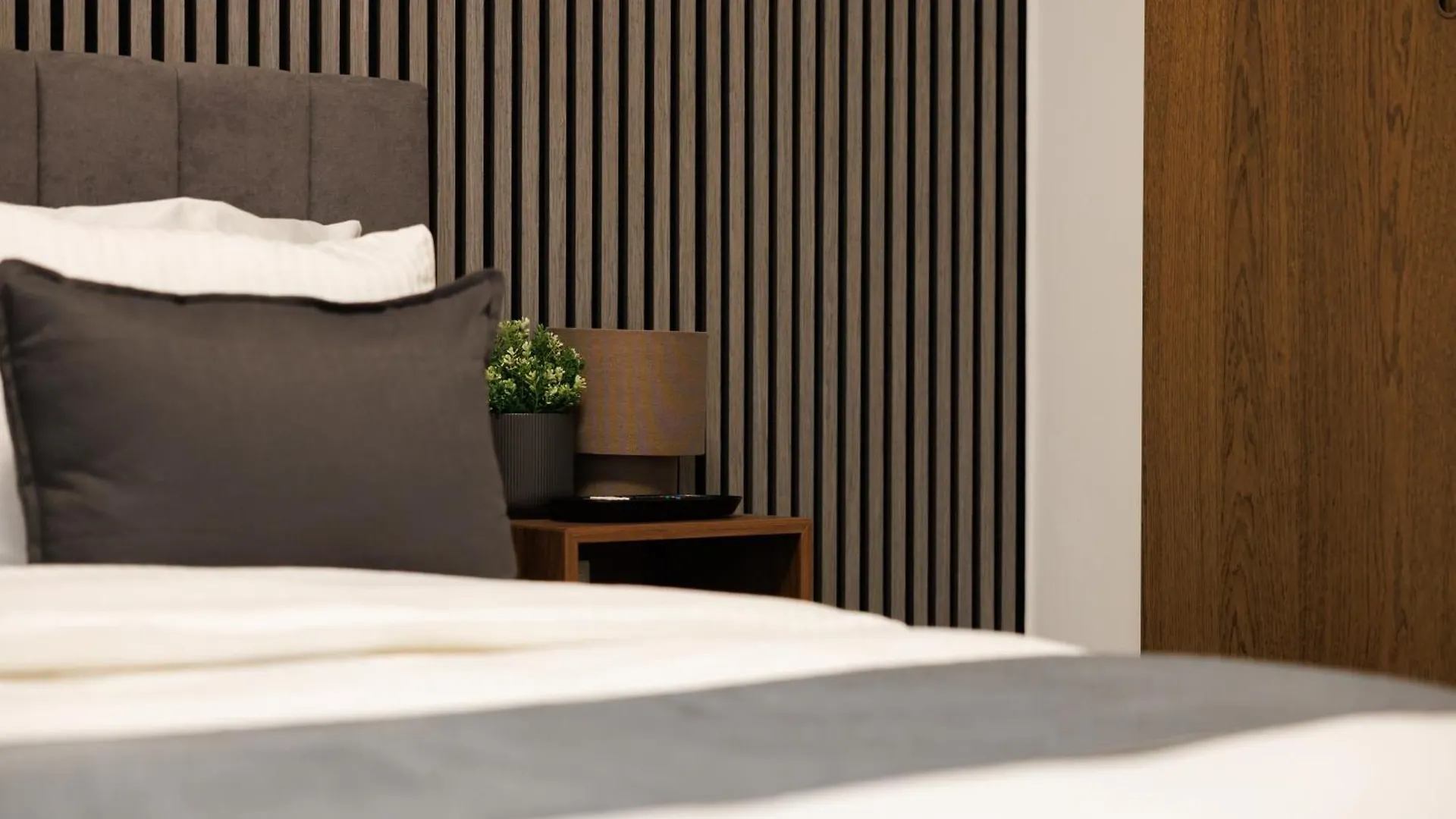 Apartment Secret Garden Suite With Terrace, 10 Min To Center Vienna